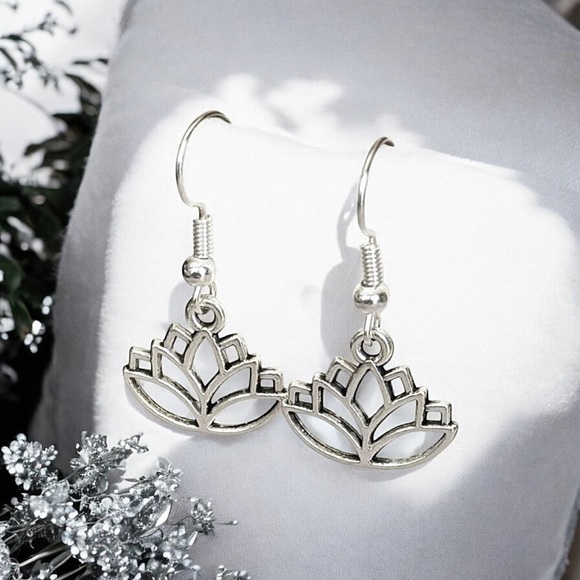 5 For $25💫Silver Lotus Flower Dangles Earrings - Picture 1 of 8